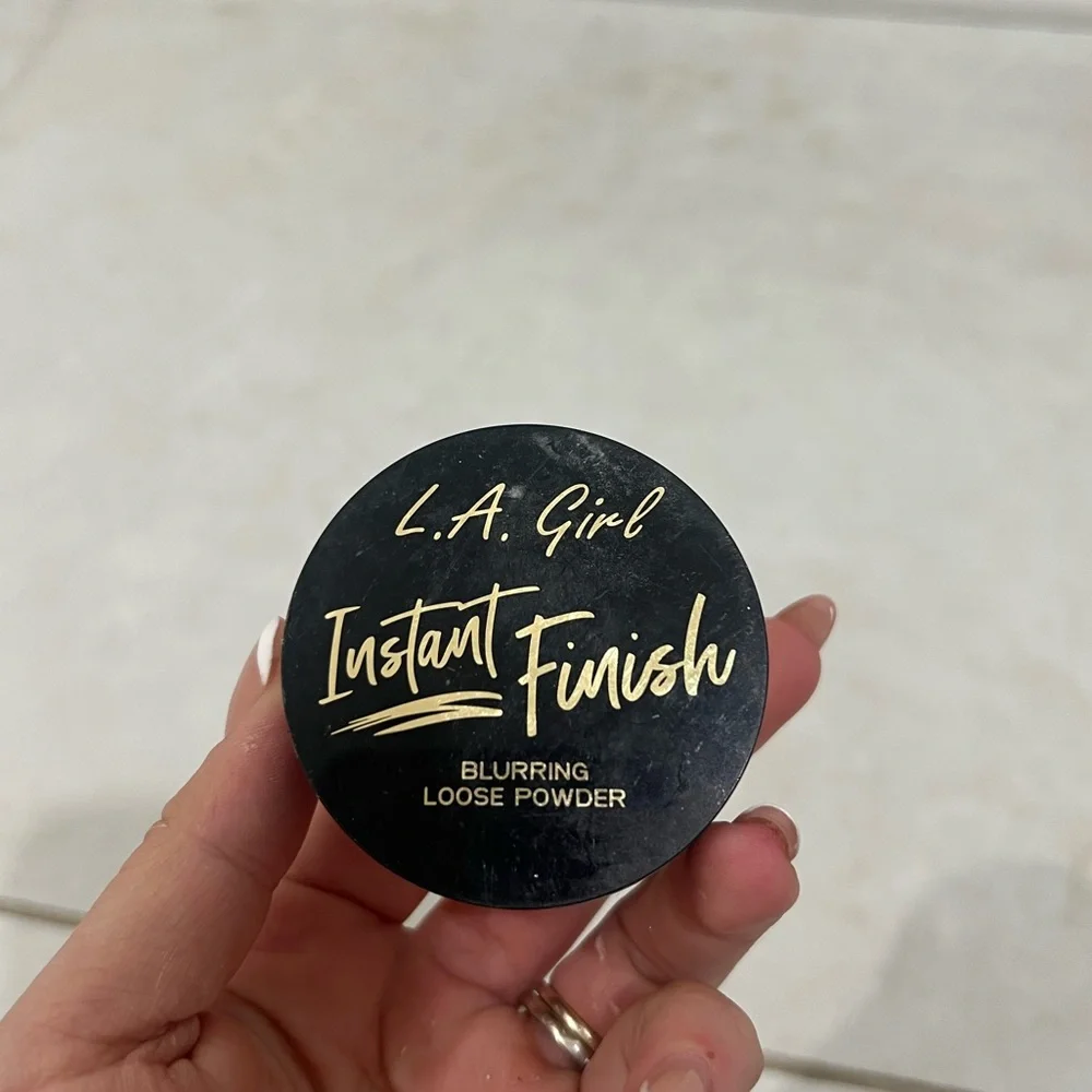 L.A. Girl Instant Finish Blurring Loose Powder GLP730 Light